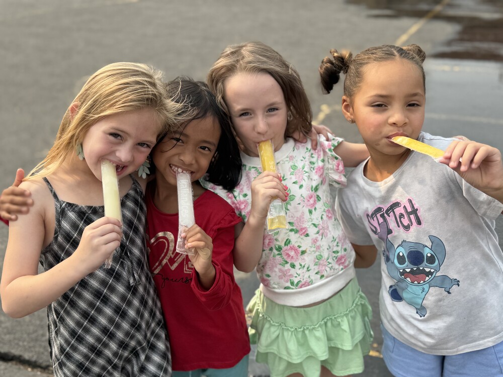 kids eating popsicles