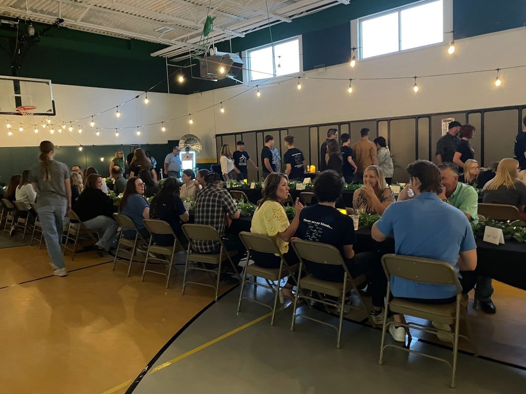 People around a table for 8th grade banquet