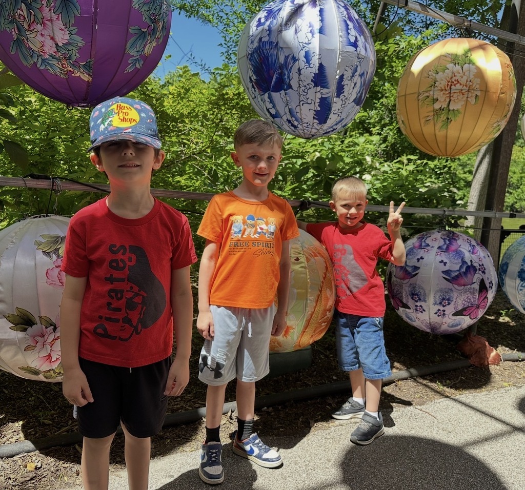 Kinder garten students at the zoo