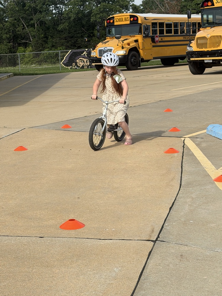 kids riding bikes 
