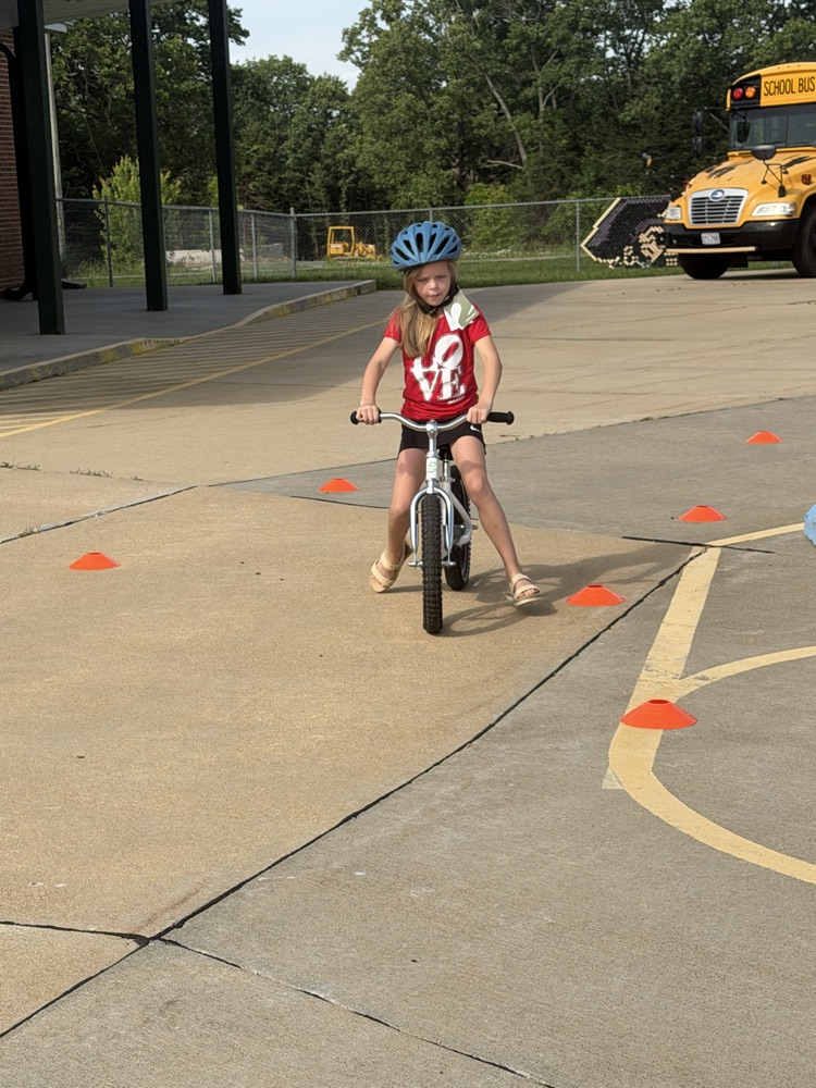 kids riding bikes 