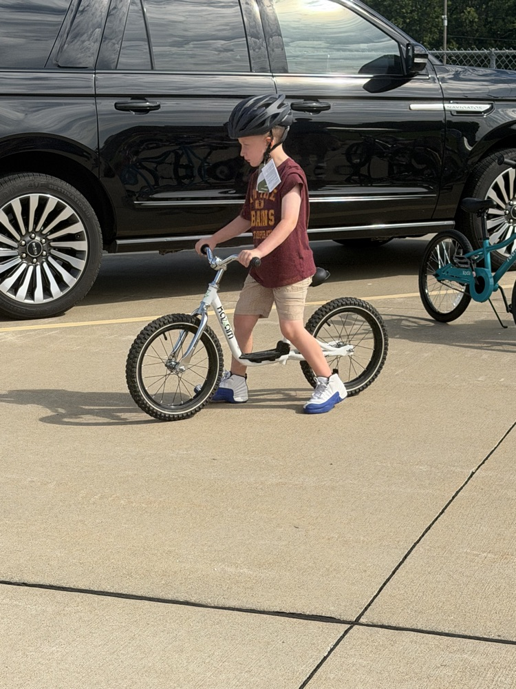 kids riding bikes 