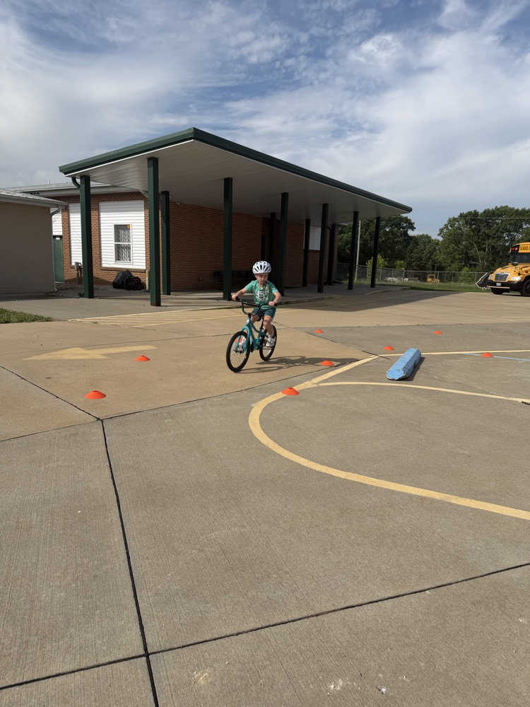 kids riding bikes 