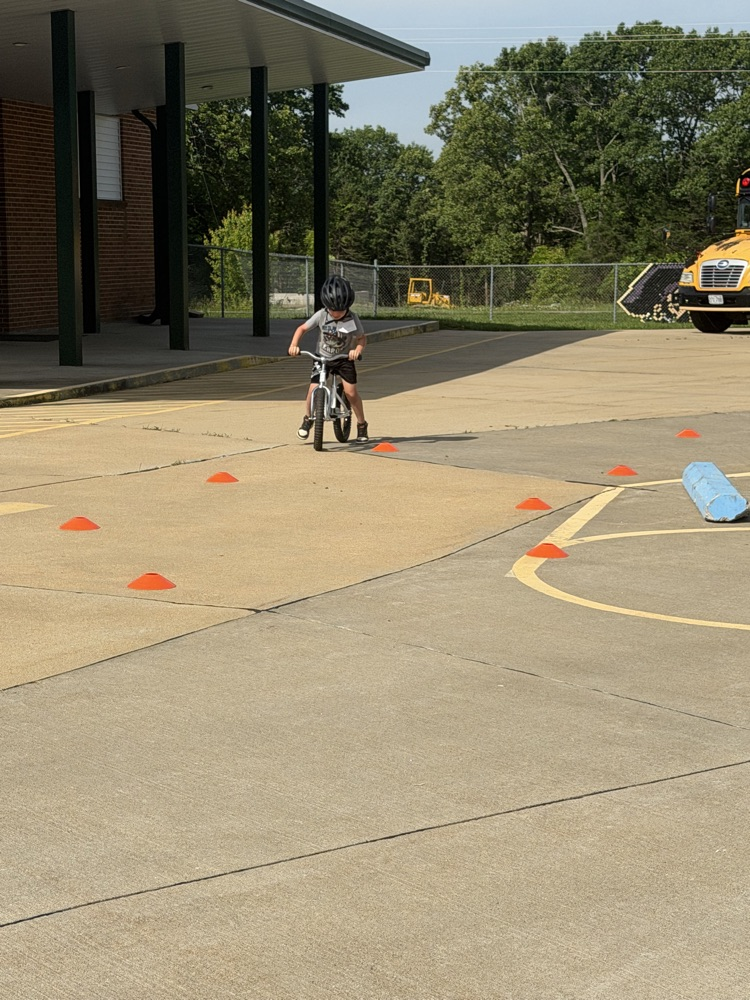kids riding bikes 