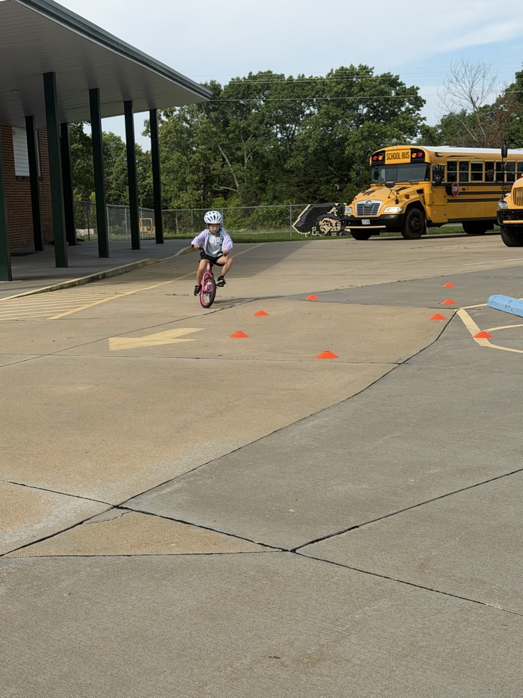 kids riding bikes 