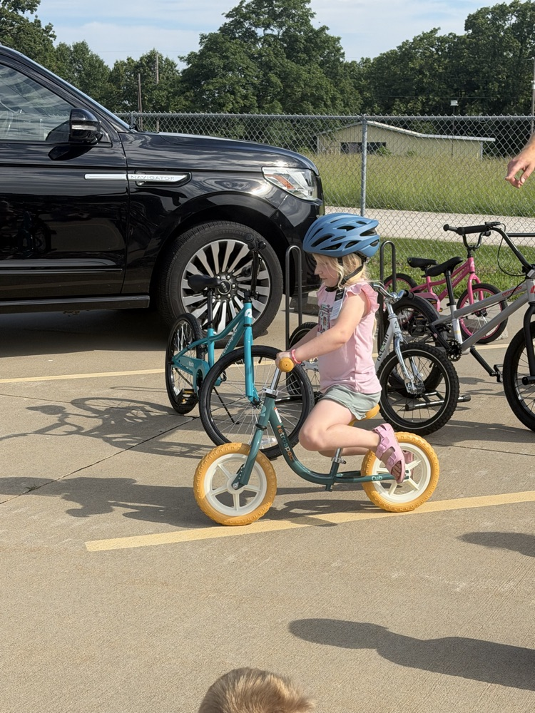 kids riding bikes 