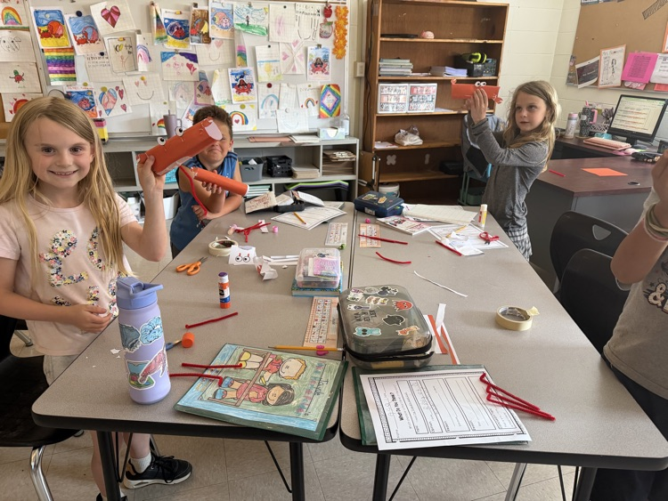 kids creating stand up crabs 