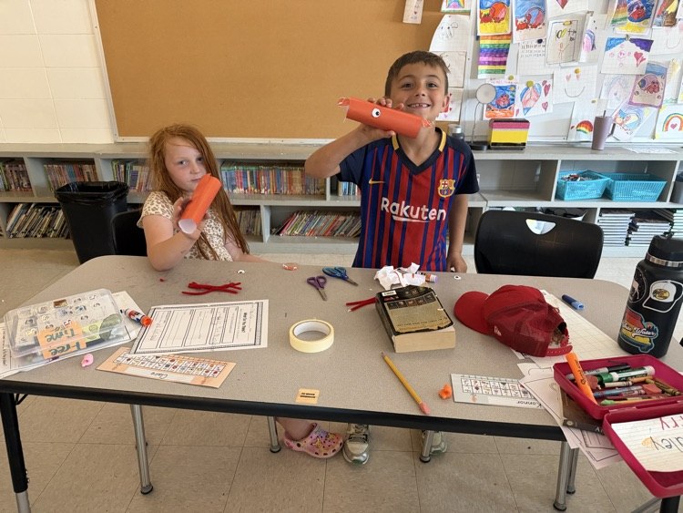 kids creating stand up crabs 