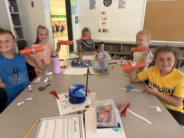 kids creating stand up crabs 