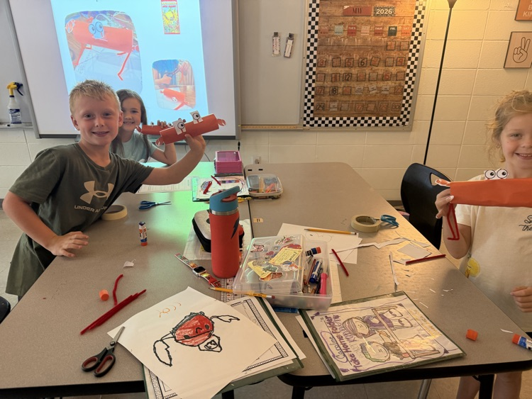 kids creating stand up crabs 