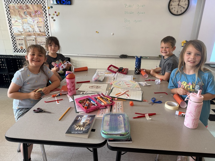 kids creating stand up crabs 