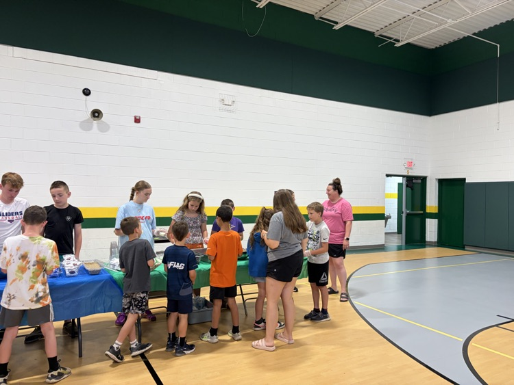 kids eating and making healthy snacks 