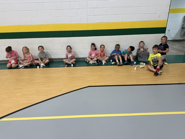 kids eating and making healthy snacks 