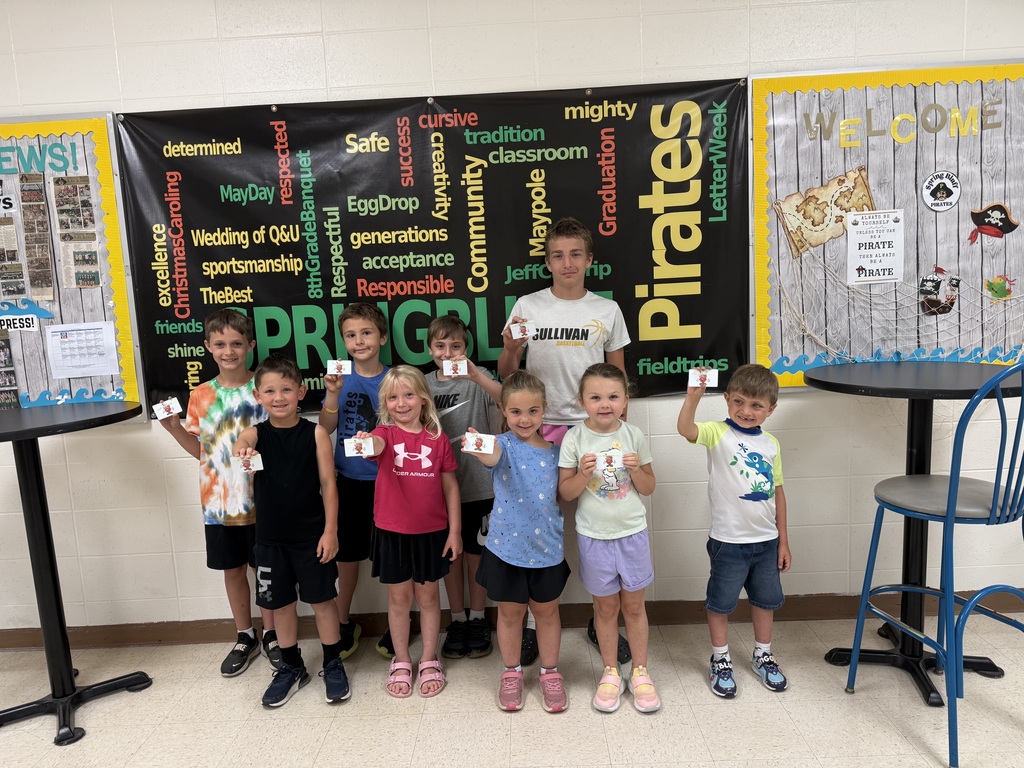 students holding a $10 gift card for ice cream