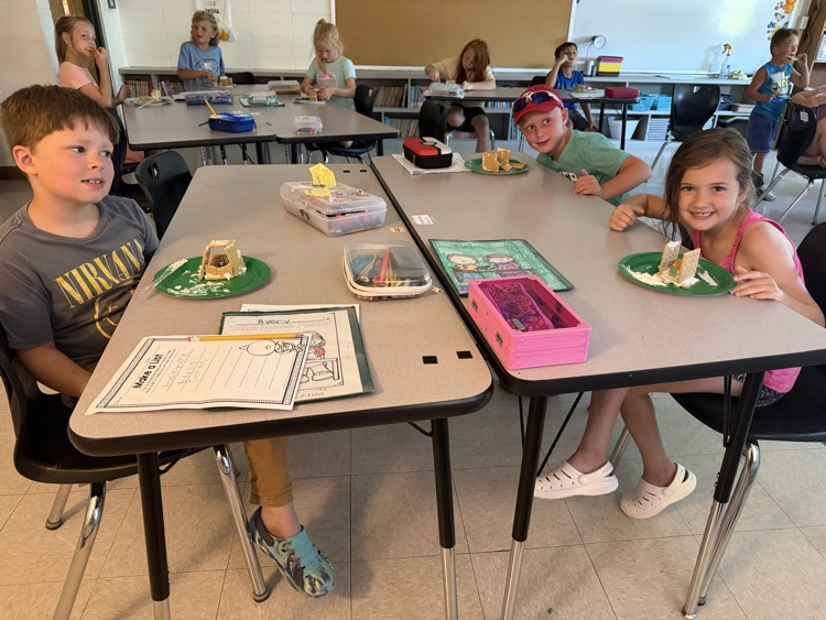 kids with graham cracker and icing “bear den snacks”
