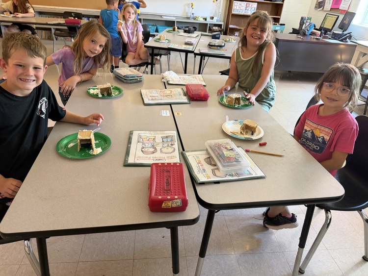kids with graham cracker and icing “bear den snacks”