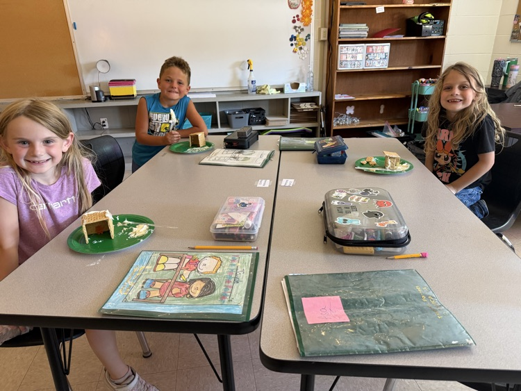 kids with graham cracker and icing “bear den snacks”
