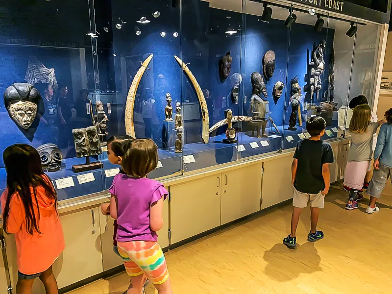 Children in front of an art museum sculptural exhibit