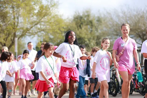 Molly's Magnificent Mile runners