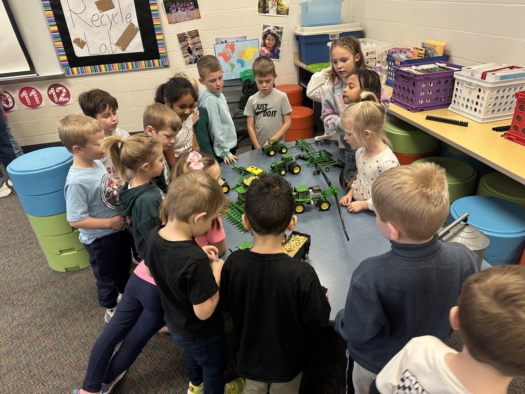 Elermentary students working in STEM class