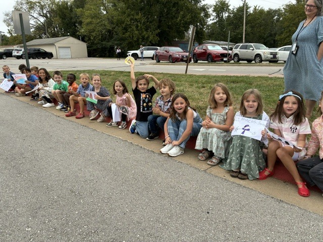 1st grade cheering the parade.