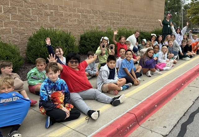 4th grade cheering the parade.