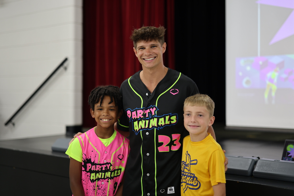 From Walker Wildcat to Banana Ball Party Animal! @blakebenson23, a former student, returned to his old elementary school to share an inspiring message about following your dreams. Catch him on the mound for the Party Animals this Friday and Saturday! #SpringdaleFamily #partyanimals #bananaball