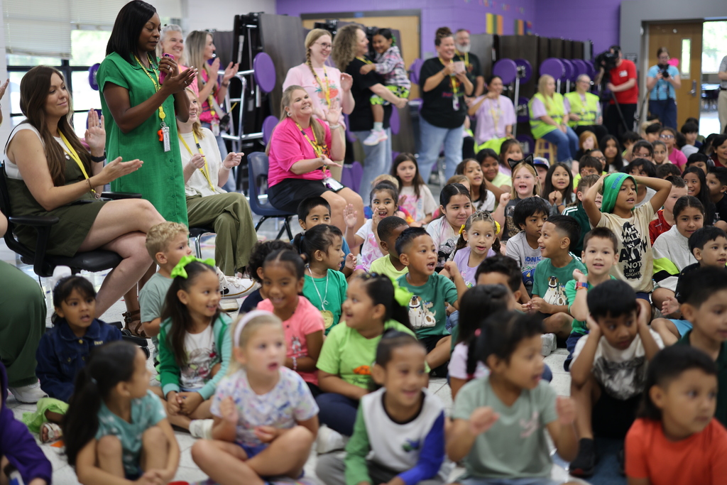 From Walker Wildcat to Banana Ball Party Animal! @blakebenson23, a former student, returned to his old elementary school to share an inspiring message about following your dreams. Catch him on the mound for the Party Animals this Friday and Saturday! #SpringdaleFamily #partyanimals #bananaball