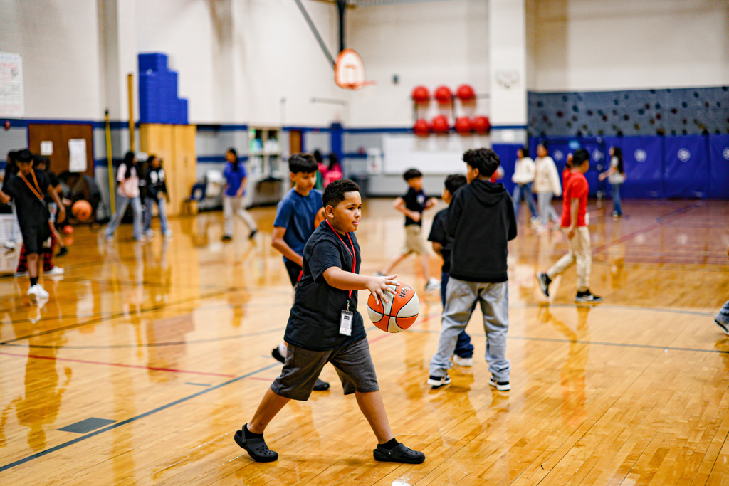 Bouncing into the new school year with some awesome shots! 🏀 At J.O. Kelly, students are already mastering the court in PE and had a great time with an activity in the cafeteria. Over at Turnbo Elementary, the kindergarteners were celebrating Green Day with smiles and fun during recess. 💚 It's been a busy and fun week for our students! We love seeing them learn and play. #SpringdaleFamily