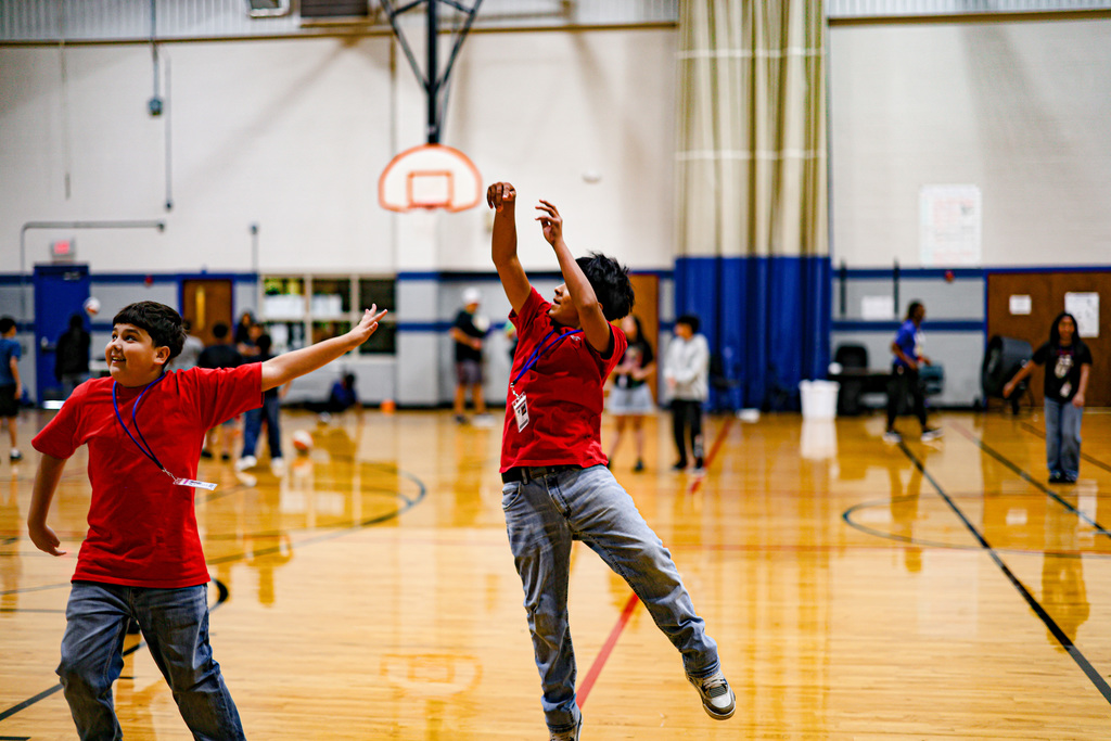 Bouncing into the new school year with some awesome shots! 🏀 At J.O. Kelly, students are already mastering the court in PE and had a great time with an activity in the cafeteria. Over at Turnbo Elementary, the kindergarteners were celebrating Green Day with smiles and fun during recess. 💚 It's been a busy and fun week for our students! We love seeing them learn and play. #SpringdaleFamily