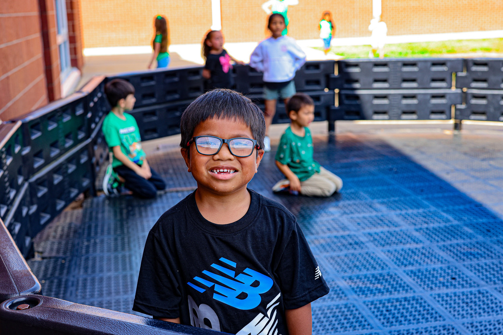 Bouncing into the new school year with some awesome shots! 🏀 At J.O. Kelly, students are already mastering the court in PE and had a great time with an activity in the cafeteria. Over at Turnbo Elementary, the kindergarteners were celebrating Green Day with smiles and fun during recess. 💚 It's been a busy and fun week for our students! We love seeing them learn and play. #SpringdaleFamily