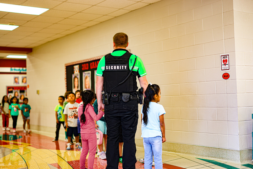 Bouncing into the new school year with some awesome shots! 🏀 At J.O. Kelly, students are already mastering the court in PE and had a great time with an activity in the cafeteria. Over at Turnbo Elementary, the kindergarteners were celebrating Green Day with smiles and fun during recess. 💚 It's been a busy and fun week for our students! We love seeing them learn and play. #SpringdaleFamily