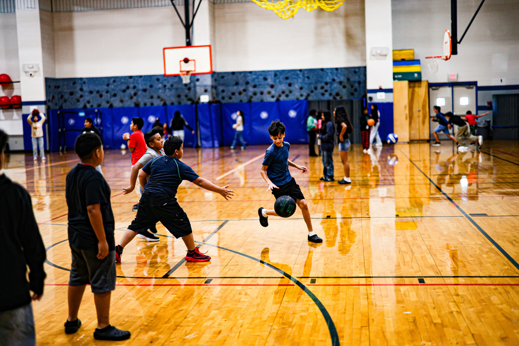 Bouncing into the new school year with some awesome shots! 🏀 At J.O. Kelly, students are already mastering the court in PE and had a great time with an activity in the cafeteria. Over at Turnbo Elementary, the kindergarteners were celebrating Green Day with smiles and fun during recess. 💚 It's been a busy and fun week for our students! We love seeing them learn and play. #SpringdaleFamily
