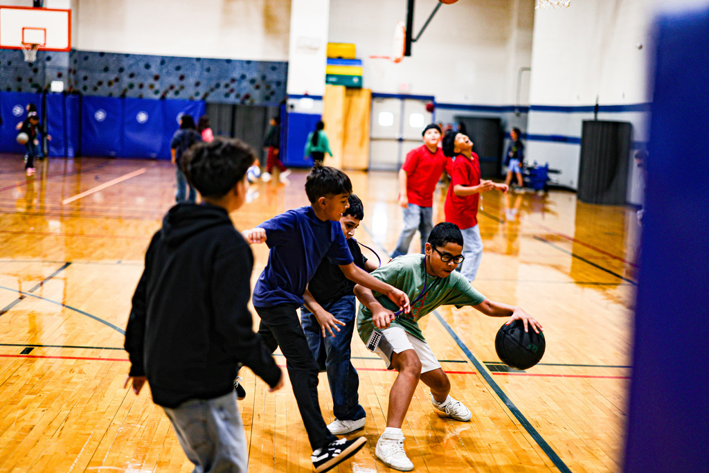 Bouncing into the new school year with some awesome shots! 🏀 At J.O. Kelly, students are already mastering the court in PE and had a great time with an activity in the cafeteria. Over at Turnbo Elementary, the kindergarteners were celebrating Green Day with smiles and fun during recess. 💚 It's been a busy and fun week for our students! We love seeing them learn and play. #SpringdaleFamily
