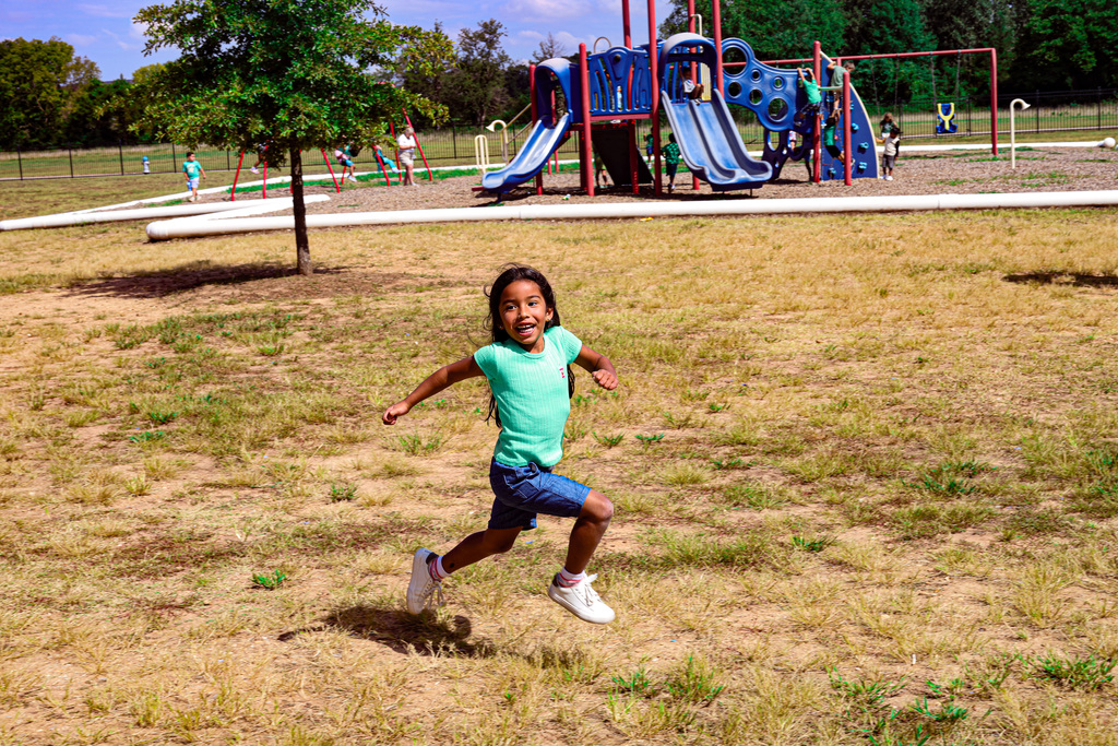 Bouncing into the new school year with some awesome shots! 🏀 At J.O. Kelly, students are already mastering the court in PE and had a great time with an activity in the cafeteria. Over at Turnbo Elementary, the kindergarteners were celebrating Green Day with smiles and fun during recess. 💚 It's been a busy and fun week for our students! We love seeing them learn and play. #SpringdaleFamily