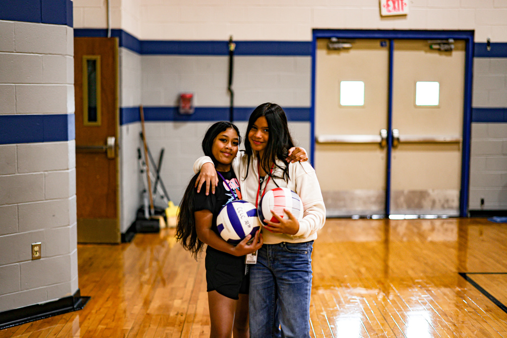 Bouncing into the new school year with some awesome shots! 🏀 At J.O. Kelly, students are already mastering the court in PE and had a great time with an activity in the cafeteria. Over at Turnbo Elementary, the kindergarteners were celebrating Green Day with smiles and fun during recess. 💚 It's been a busy and fun week for our students! We love seeing them learn and play. #SpringdaleFamily