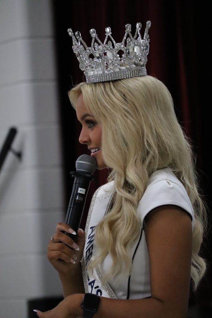 Miss Ideal USA Winner, Mackenzie Scott, speaking with kids