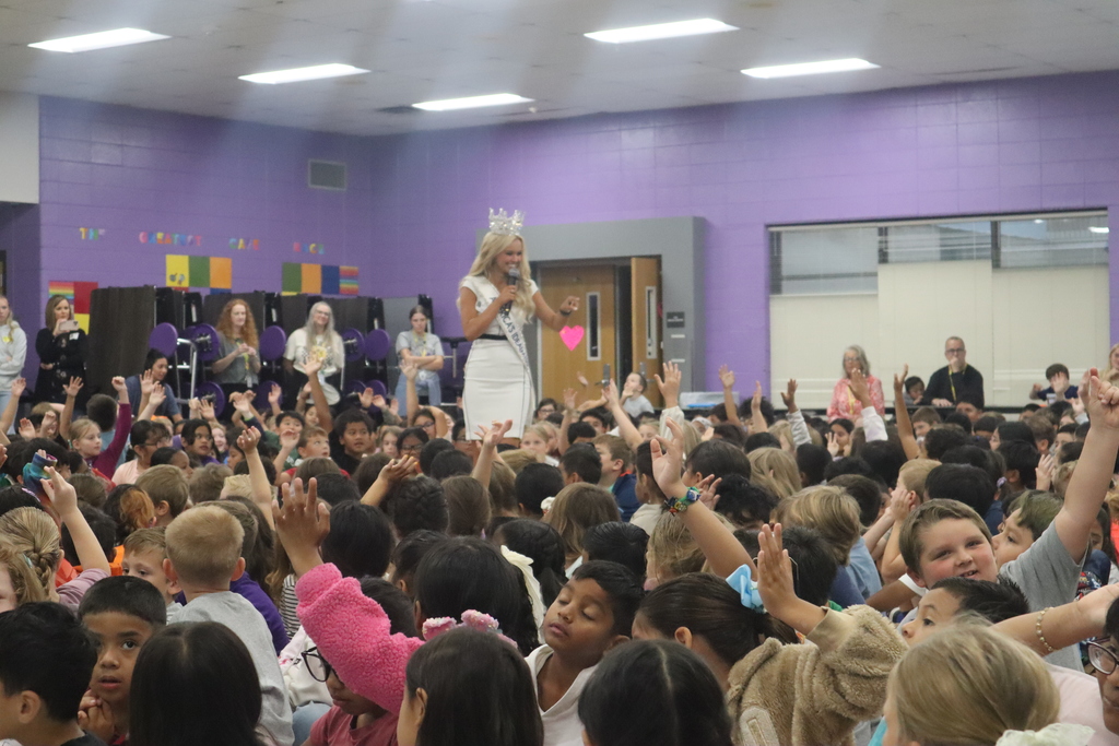 Miss Ideal USA Winner, Mackenzie Scott, speaking with kids