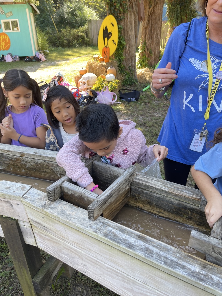 Walker Elementary students at the Old Spanish Treasure Cave