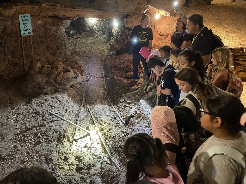 Walker Elementary students at the Old Spanish Treasure Cave