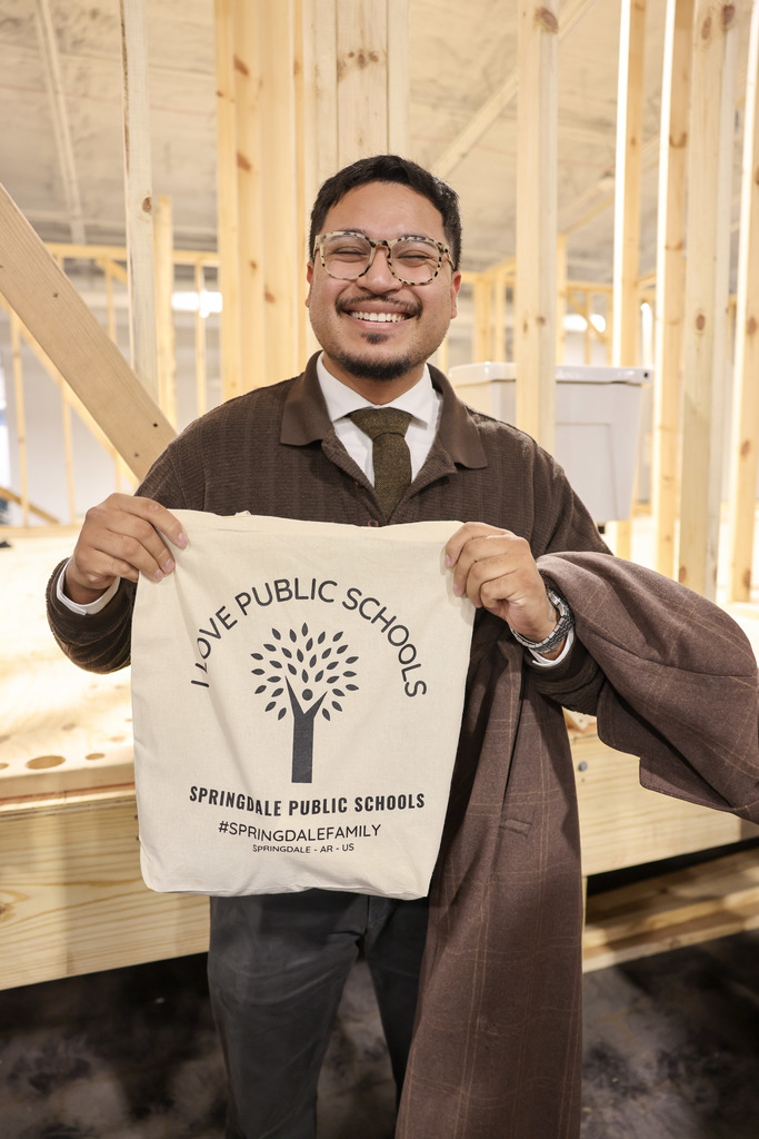 🚀 Advanced Learning Takes Center Stage! The opening of the new Springdale Public Schools Industrial Arts Annex is a major win for our students! This morning's ribbon cutting celebrated the transformation of the former Lock Supply building into a state-of-the-art, 17,528 sq. ft. educational facility.  🔨We are successfully implementing a hub-and-spoke model that centralizes high-tech, specialized training in mechanical, electrical, and plumbing for 200 students daily.  This means: ✔Students from across the district train together. ✔Integrated concurrent college credit. ✔Opportunities for youth apprenticeships. This $3.5 million investment showcases our commitment to advanced scientific education and ensuring every student has a pathway to success.  #SpringdaleFamily #SpringdaleExcellence #IndustrialArtsAnnex #SpringdaleEducation #CareerPathways #springdalearkansas 