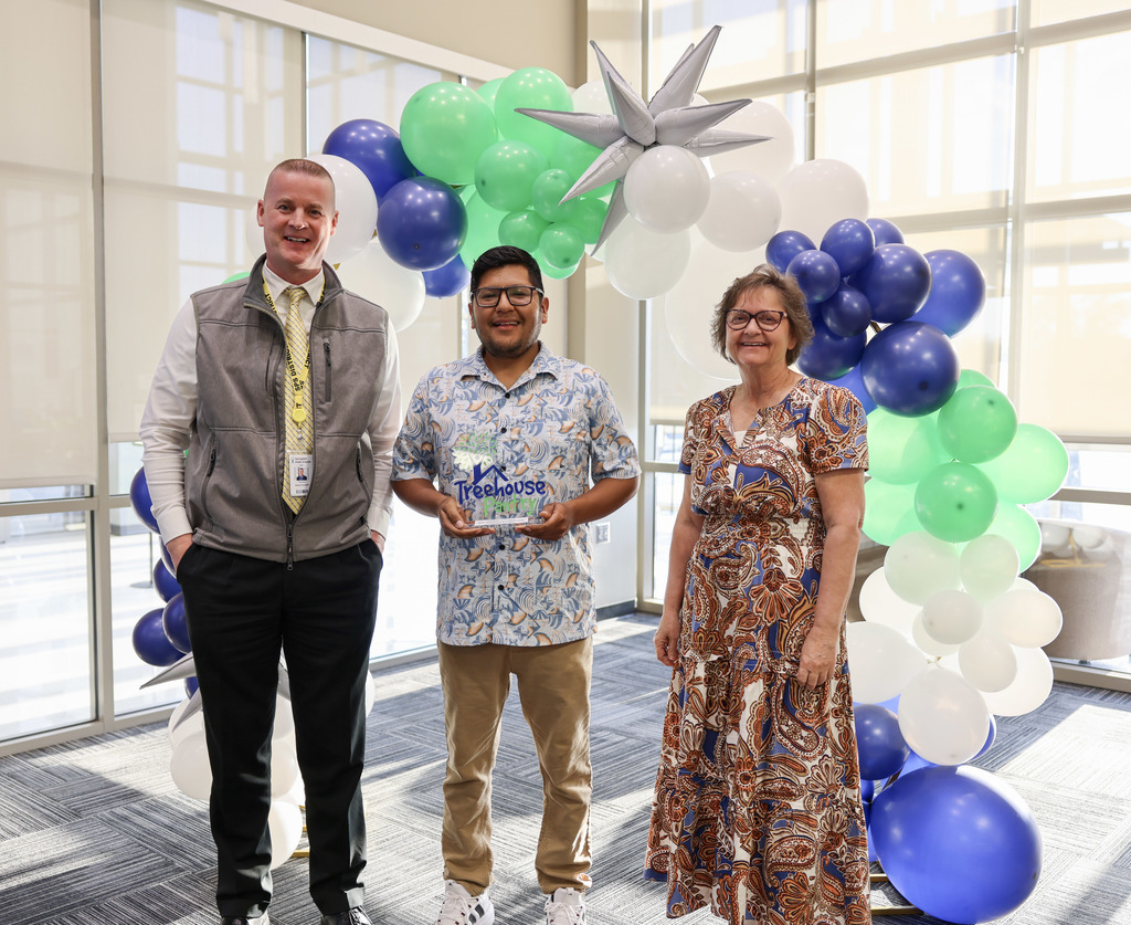 What an incredible night at the Treehouse Pantry Award Banquet! 🌟 It was an honor to celebrate the hard work and dedication of those making a real difference in our community and school district.  A special shoutout to the students who hosted the evening! Thank you to all our guests and partners for your unwavering support of the Treehouse Pantry. 🌳❤️  #SpringdaleFamily #CommunityImpact #TreehousePantry #SpringdaleSchools