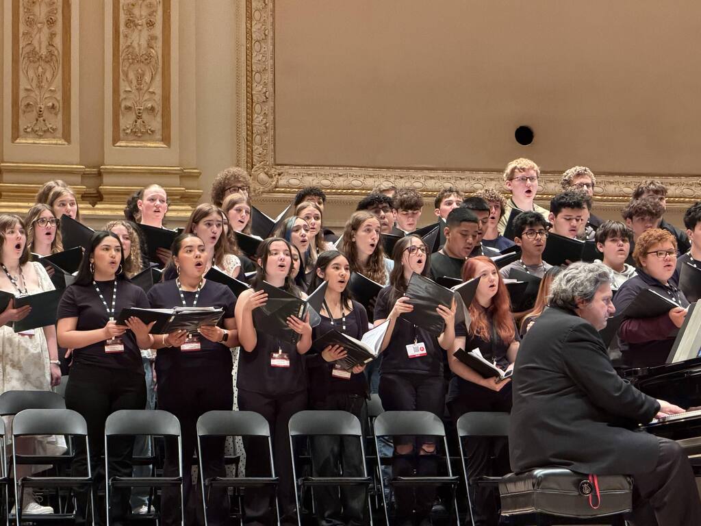 ✨ From Springdale to Carnegie Hall! 🎶🗽  On May 30, our incredible Lakeside Junior High School Choir students took the stage at Carnegie Hall in New York City—one of the world’s most prestigious concert venues! 🏛️✨  Under the direction of Benjamin C. Winn, our students joined musicians from across the country for an unforgettable performance before a nearly full house. Huge congratulations to the several Lakeside students who earned the exceptional honor of being selected for featured solo and small ensemble performances! 🌟🎤  Thank you to our amazing families, staff, administrators, and community partners whose generosity made this once-in-a-lifetime opportunity possible. We are incredibly proud of these students and Mr. Winn for representing Lakeside, Springdale Public Schools, and the State of Arkansas with such distinction! 🦅❤️  #SpringdaleFamily #LakesideJuniorHigh #CarnegieHall #MusicEducation #SpringdaleAR #LakesideGoldenEagles #StudentSuccess #ExperienceSpringdale #NWAMusic #ArkansasArts