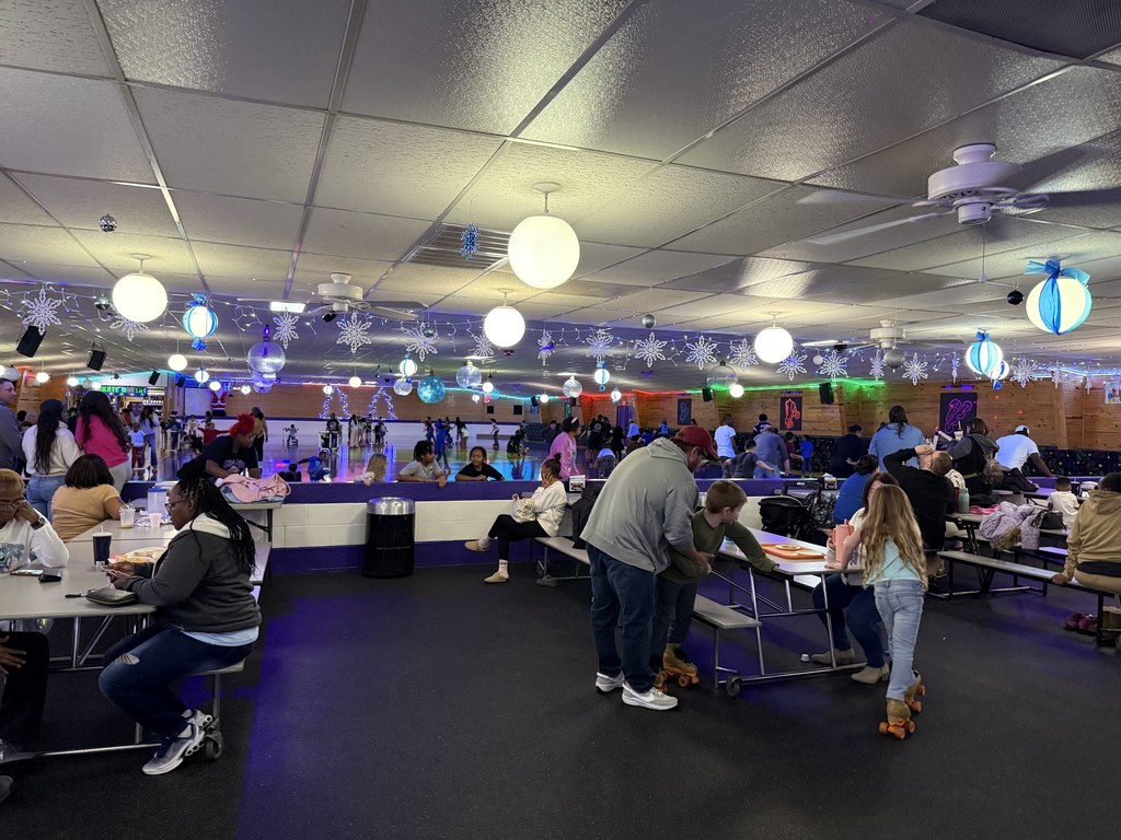 large skateland crowd