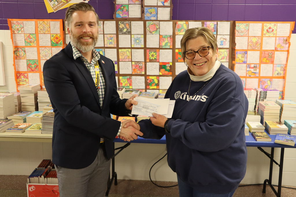 Kiwanis donates books to SES