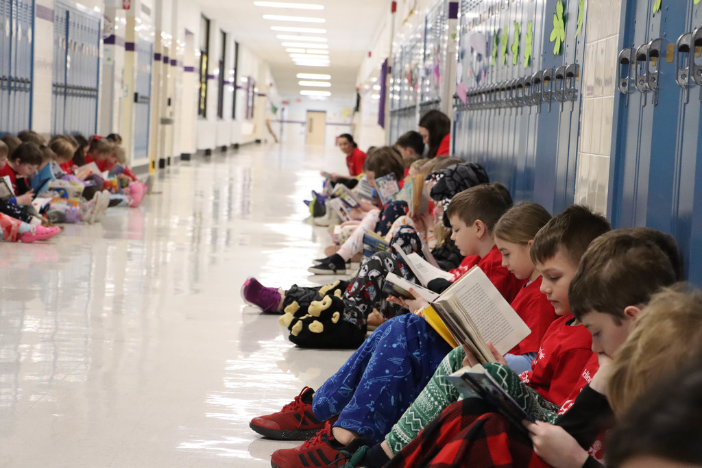 students lined the hallway to read. 