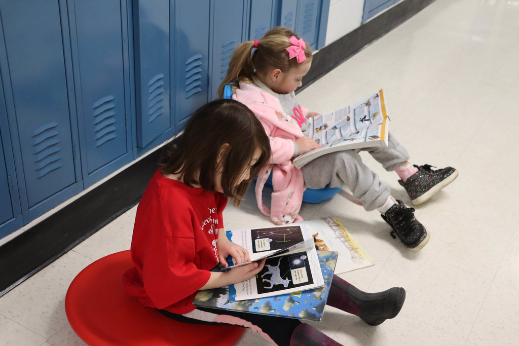 two students read in the hall. 