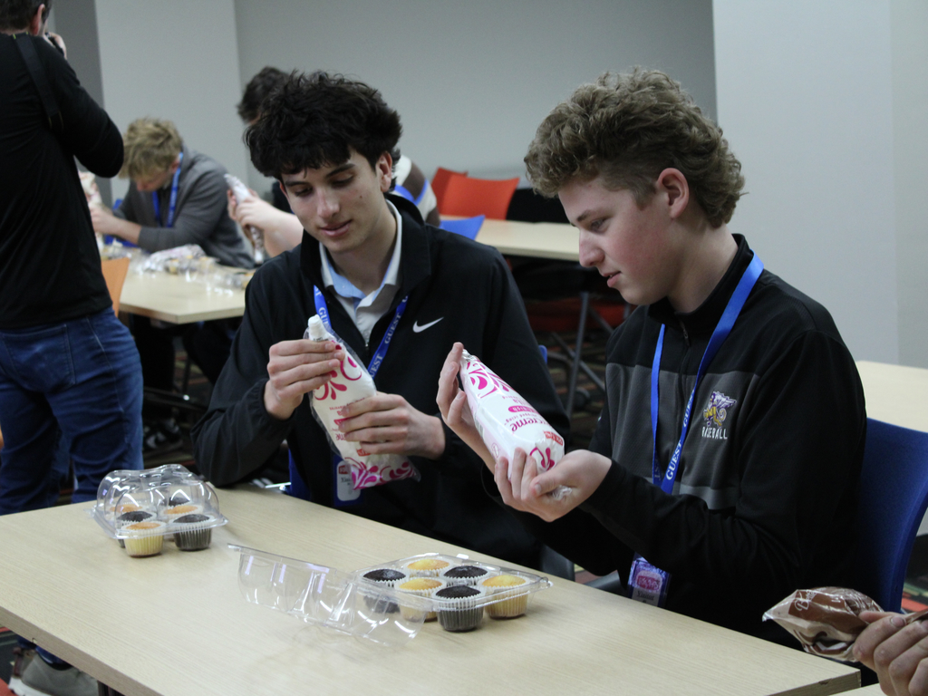 Students frost cupcakes