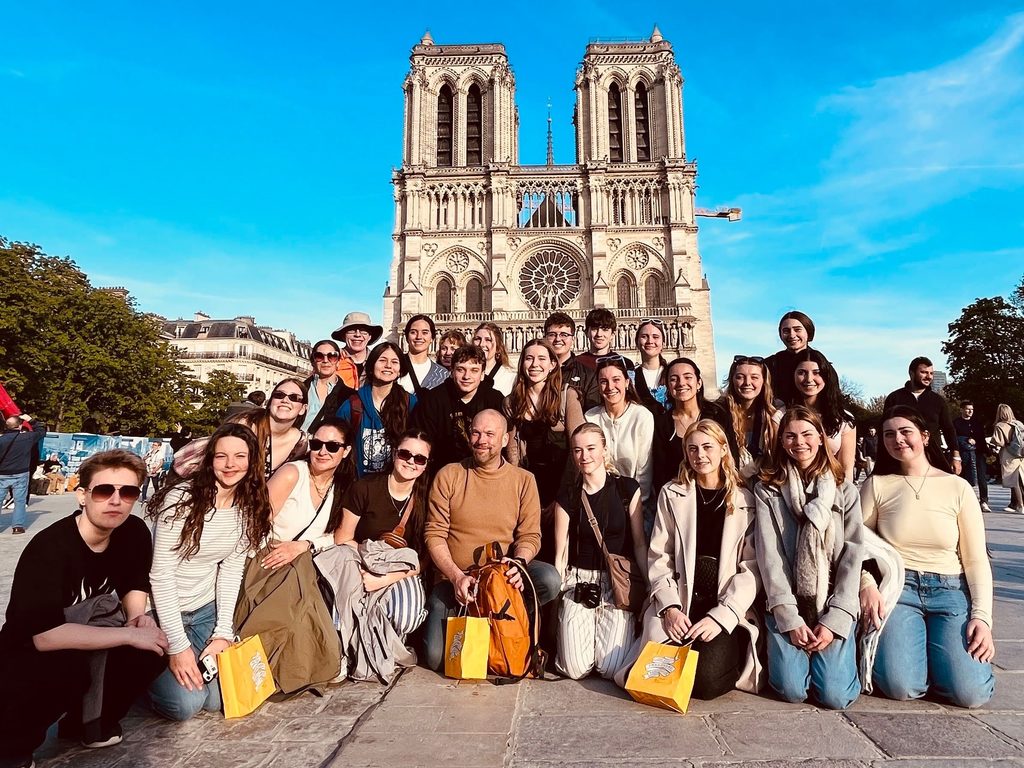 Students in front of Notre Dame