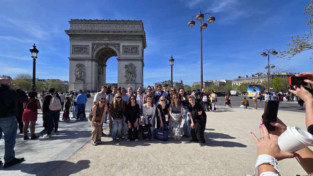 Students in front of the Arc de Triomphe